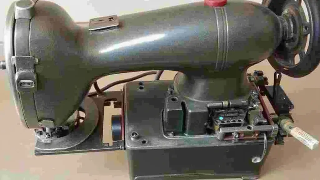 Singer 16 bobbin chamber interior